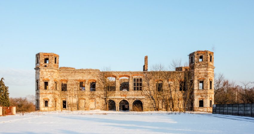 ruiny pałac w podzamczu piekoszowskim
